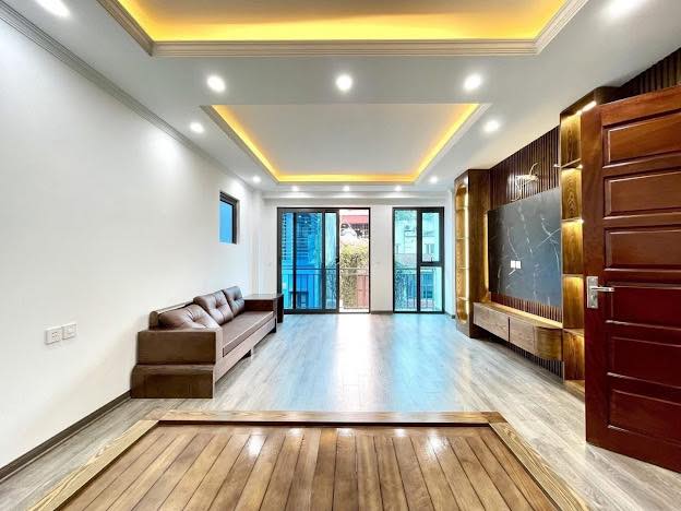 Nhà mới 4 tầng mặt hồ Hoàng Cầu, Đống Đa 50m² giá 25 tỷ - Ô tô vào tận nhà!