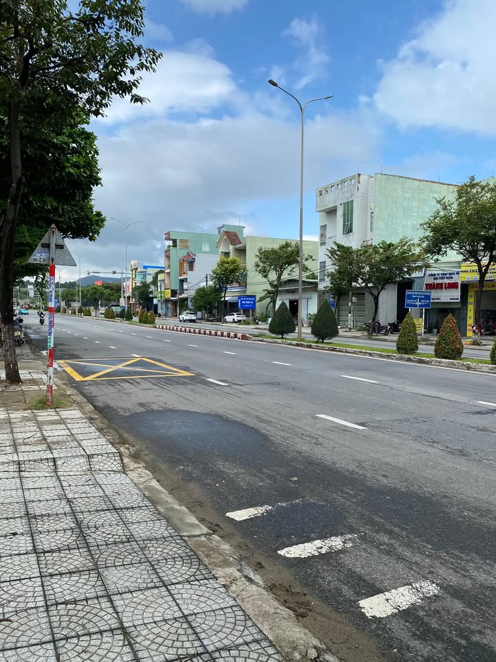 Đất nền Cách Mạng Tháng 8, Cẩm Lệ 100m² giá 2 tỷ - Vị trí đắc địa, thuận tiện giao thông!