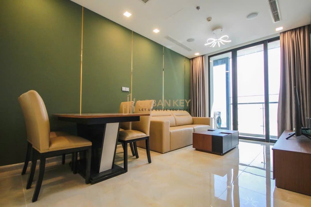 Căn hộ Vinhomes Golden River Quận 1 49m² giá 24 triệu - View City Garden đẹp mê ly!