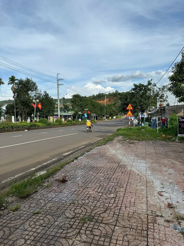 Nhà mặt tiền Hùng Vương, Gia Nghĩa 240m² giá 2.8 tỷ - Kinh doanh thuận lợi!