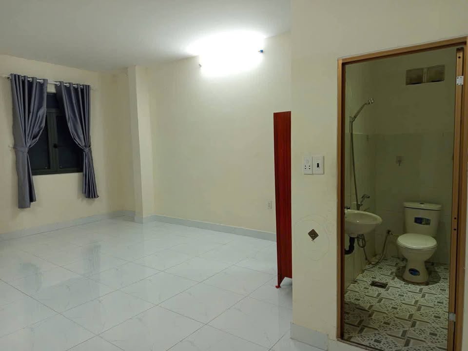Cho thuê phòng trọ 30m² tại 86 Nguyễn Văn Bạch - Giá 2.7 triệu/tháng, sạch sẽ và thoáng mát!