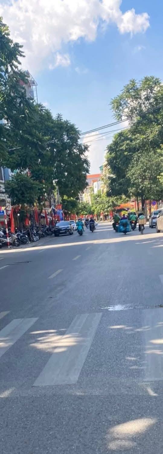 Nhà riêng Lạc Trung 18m² giá 3 tỷ - Ô tô đỗ cửa, vị trí đắc địa!