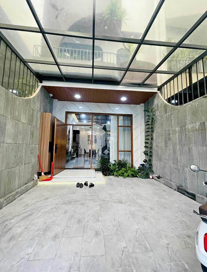 Nhà cho thuê 3 tầng Hói Kiểng, Hòa Xuân 22 triệu - Đầy đủ nội thất, sân rộng!