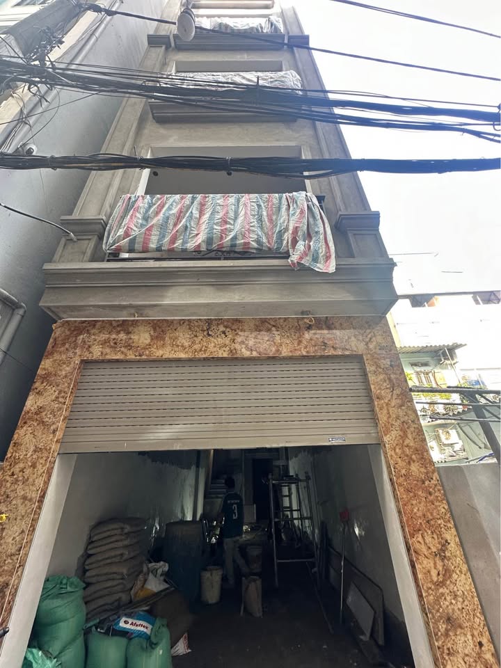 Nhà đẹp Cầu Giấy 45m² giá thỏa thuận - Vị trí vàng, thang máy, ô tô vào tận nhà!