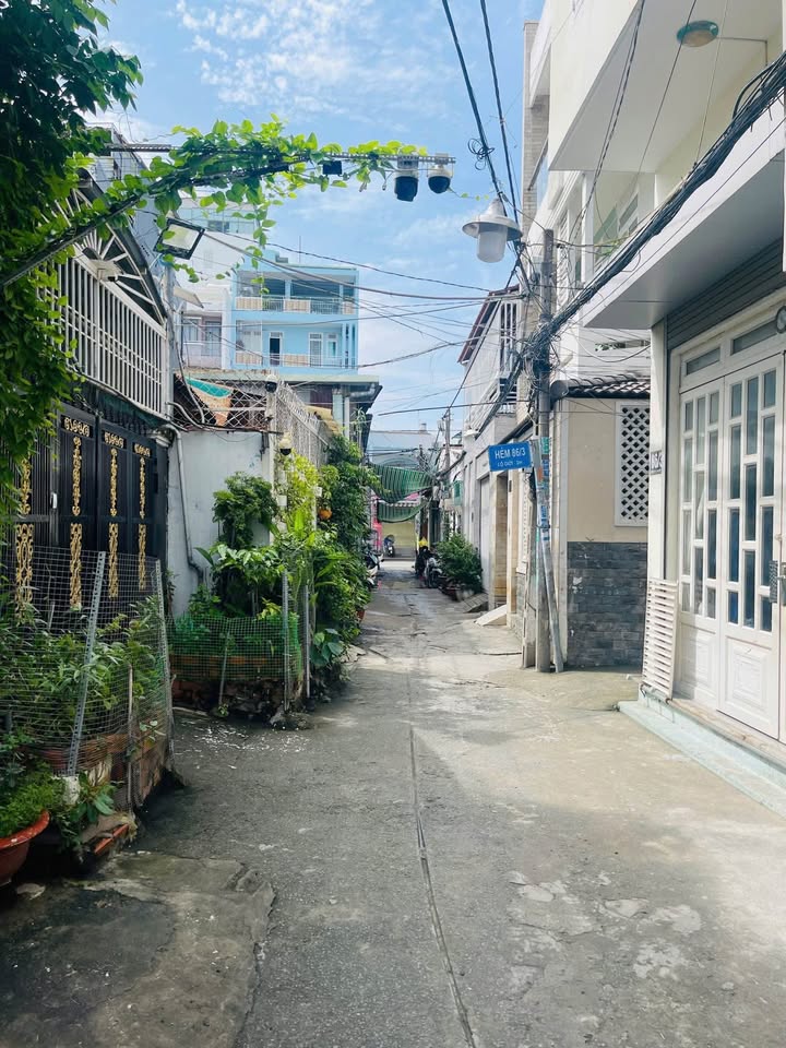 Nhà cho thuê Quận 7 - 100m đến chợ, 2 lầu 2 toilet - Thích hợp văn phòng, sinh viên!