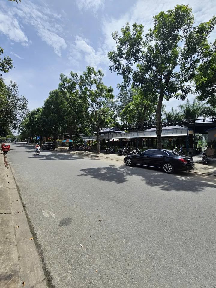 Nhà phố 1 trệt 2 lầu MT đường Huỳnh Thị Tươi, Dĩ An 120.5m² - Thiết kế hiện đại, giá chỉ 8.5 tỷ!