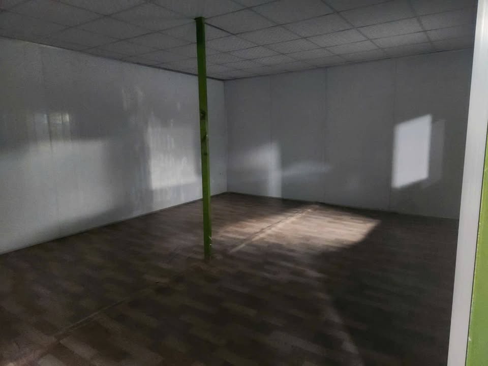 Cho thuê kho xưởng Quận 9 1800m² giá chỉ 100 triệu/tháng - Khu vực thuận lợi!