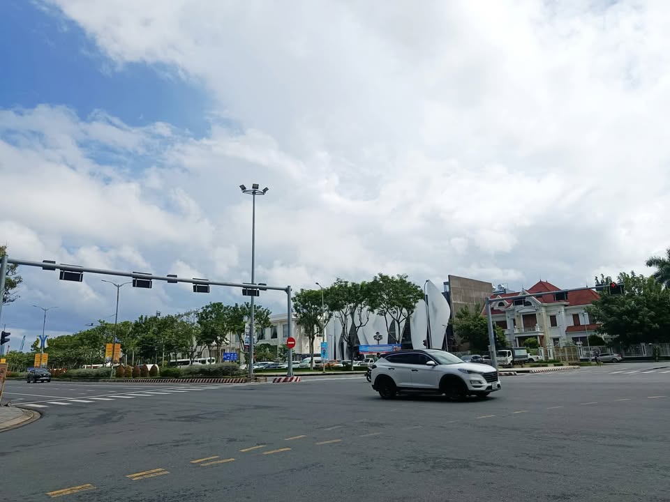 Bán nhà mặt tiền đường Nguyễn Sơn Trà, Hải Châu 52.5m² - Vị trí đắc địa, tiềm năng tăng trưởng cao!