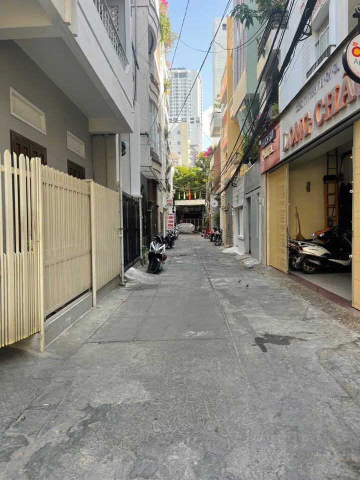 Nhà hẻm 2 mặt tiền đường Biệt Thự Nha Trang 101.8m² giá 17.5 tỷ - Tiện lợi cách biển 300m!