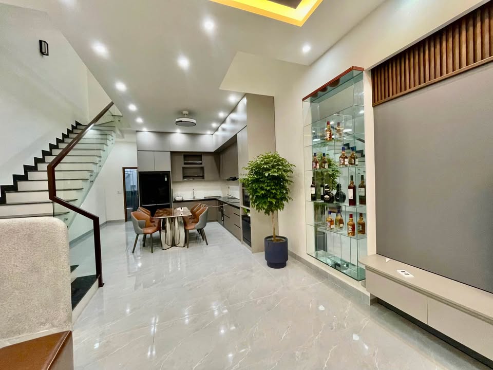 Nhà 3 tầng đẹp đường Nam Hòa Xuân, Ngũ Hành Sơn, Đà Nẵng 100m² - Thiết kế hiện đại, full nội thất!