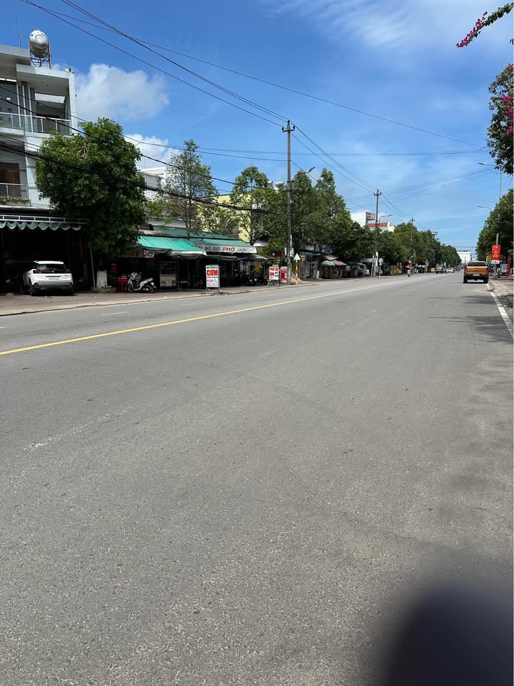 Cho thuê nhà 2 tầng mặt tiền Nguyễn Chí Thanh 8 triệu - Vị trí đắc địa cho kinh doanh!