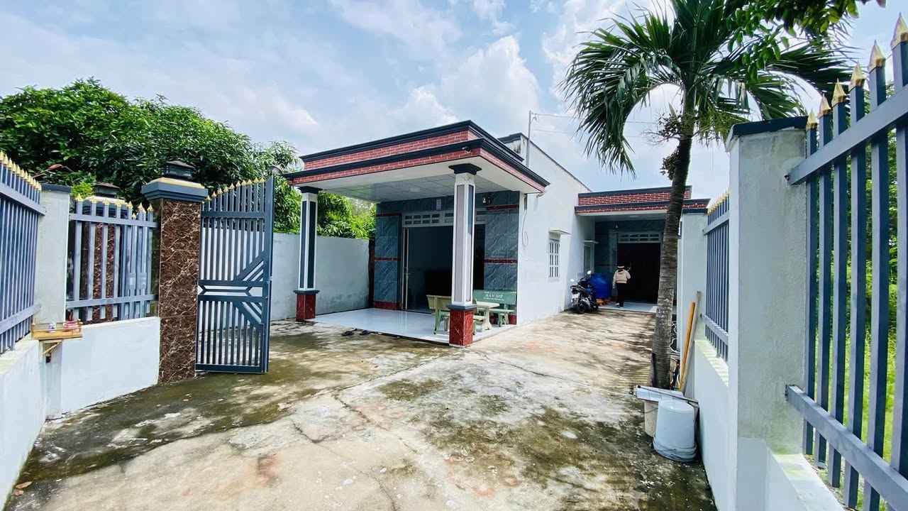 Nhà sân vườn Hưng Long Bình Chánh 210m² giá 3.6 tỷ - Hàng hiếm không thể bỏ lỡ!