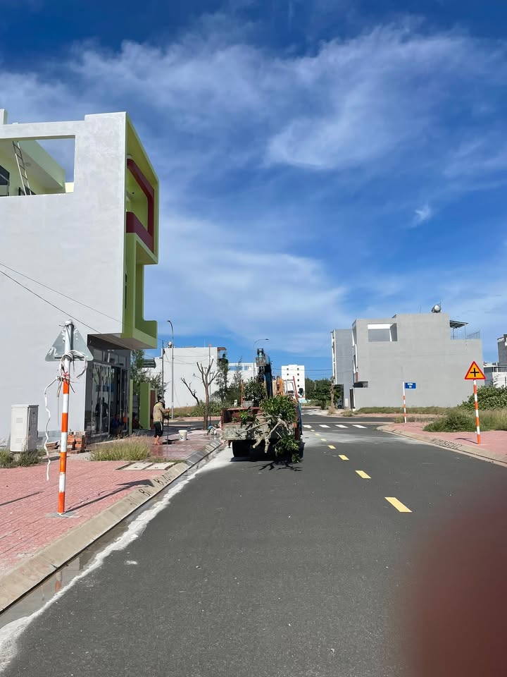 Đất nền Tuy Hòa 100m² giá 2 tỷ - Vị trí đẹp, thuận lợi cho đầu tư!