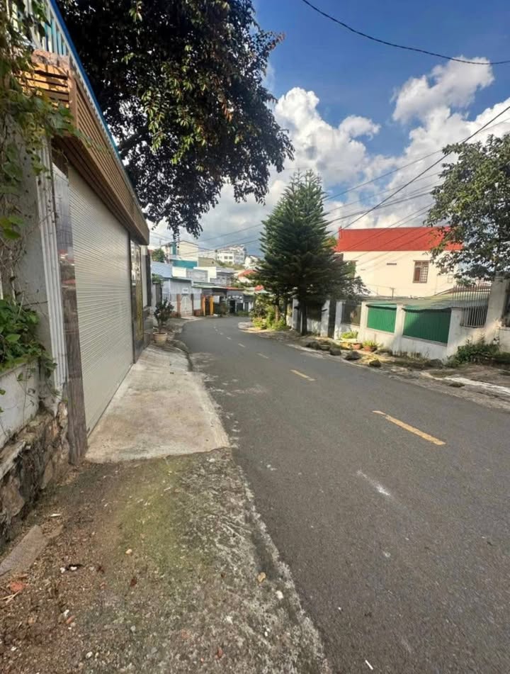 Nhà bán hẻm Nguyễn Du, Buôn Ma Thuột 104.9m² giá 2.85 tỷ - Vị trí trung tâm thuận lợi!