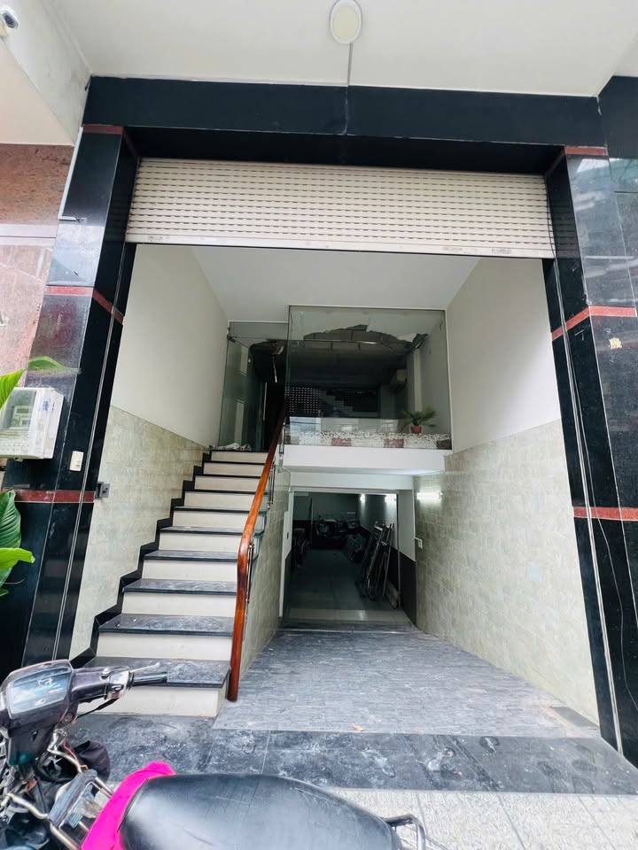 Nhà cho thuê mặt tiền đường Hoa, Phú Nhuận 64m² - Kinh doanh sầm uất!