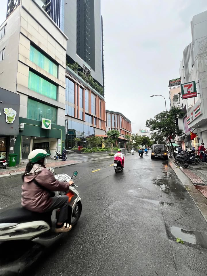 Cho thuê mặt bằng kinh doanh mặt tiền Nguyễn Trãi Quận 1 - Vị trí đắc địa, thiết kế hiện đại!