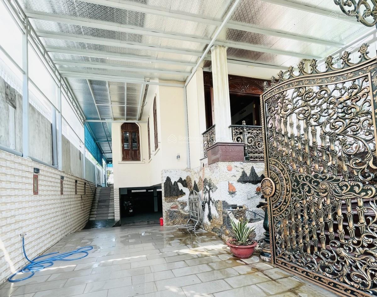 Townhouse 200m² mặt tiền đường 16m, 3 tầng sang trọng - Chỉ 17,2 tỷ!