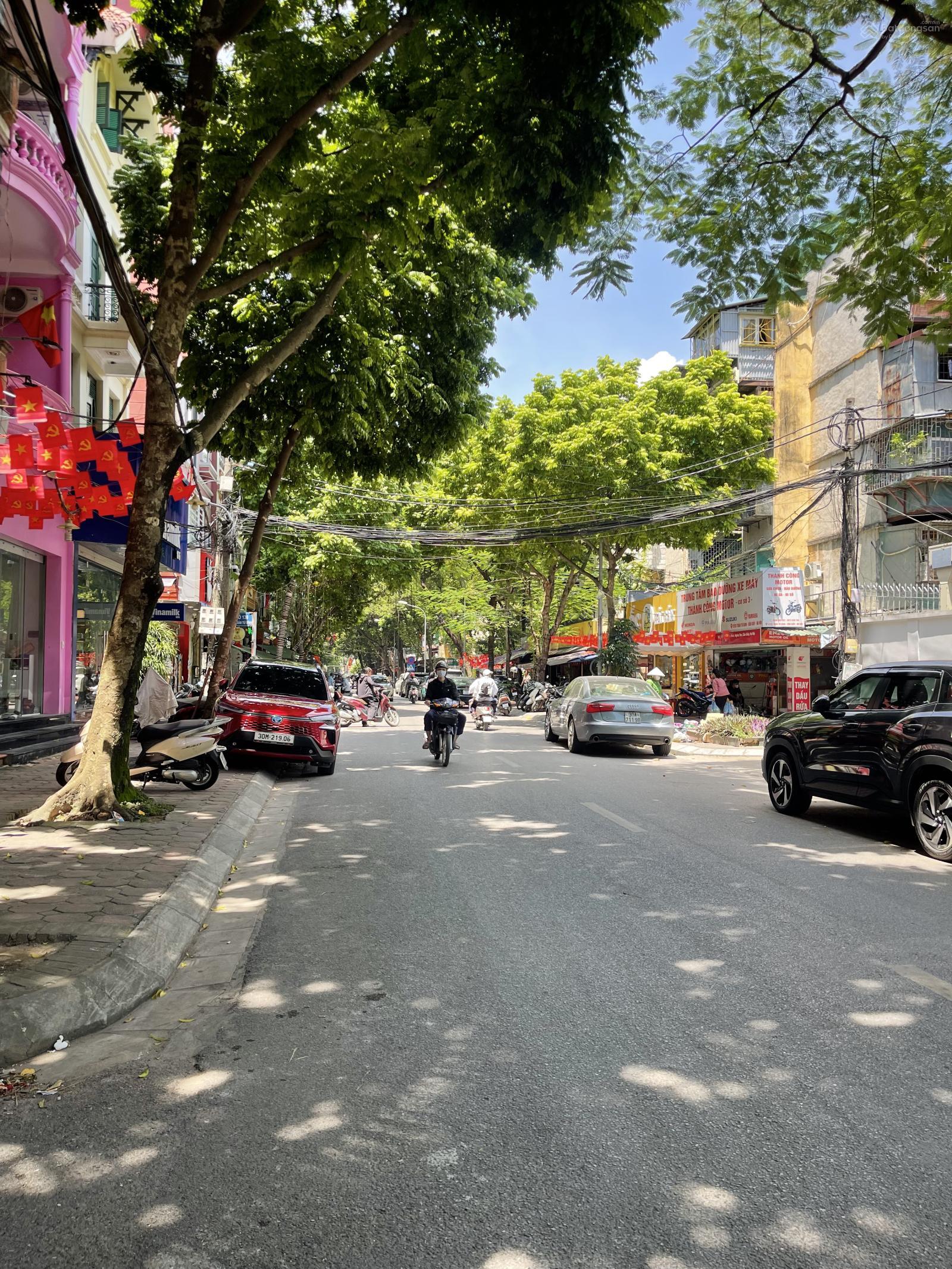 Bán biệt thự Dịch Vọng 310m² giá 300 triệu/m² - Không gian sống lý tưởng!