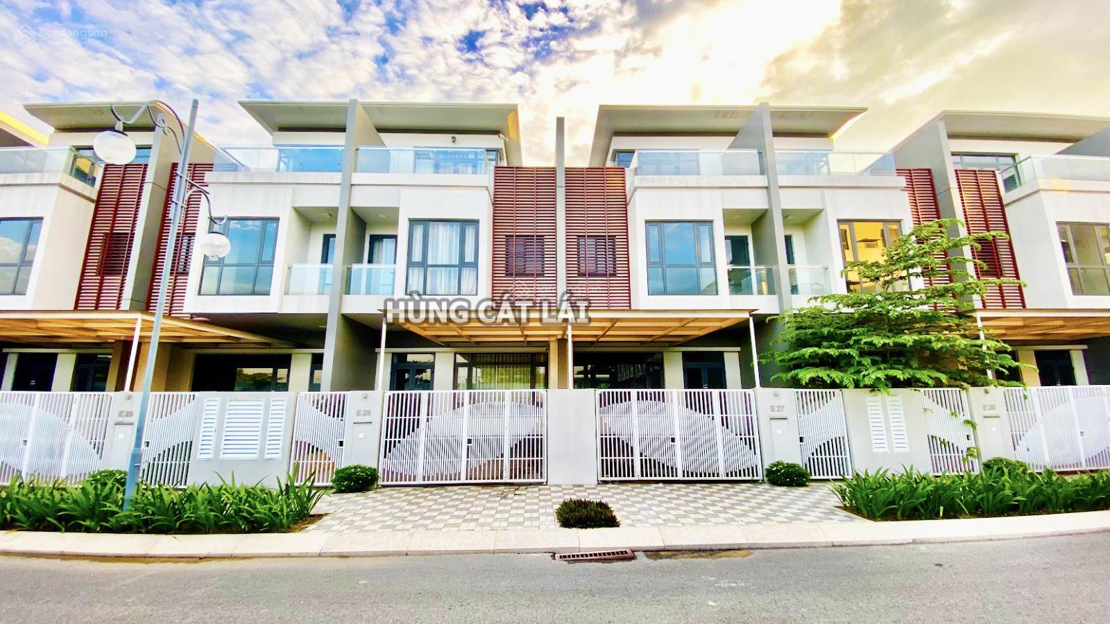 Bán nhà Phố Đông Village, MT đường Muồng Tím rộng 20m, 120m², full nội thất - Giá chỉ 15.5 tỷ