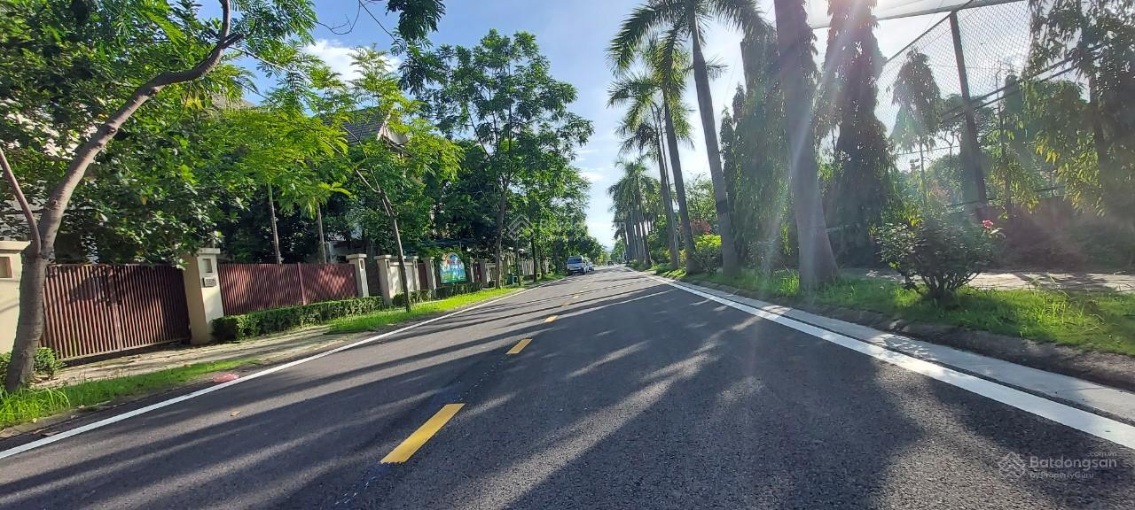 Biệt thự vip mặt vườn hoa KĐT Dịch Vọng 210m² giá 105 tỷ - Đầu tư sinh lời ngay!