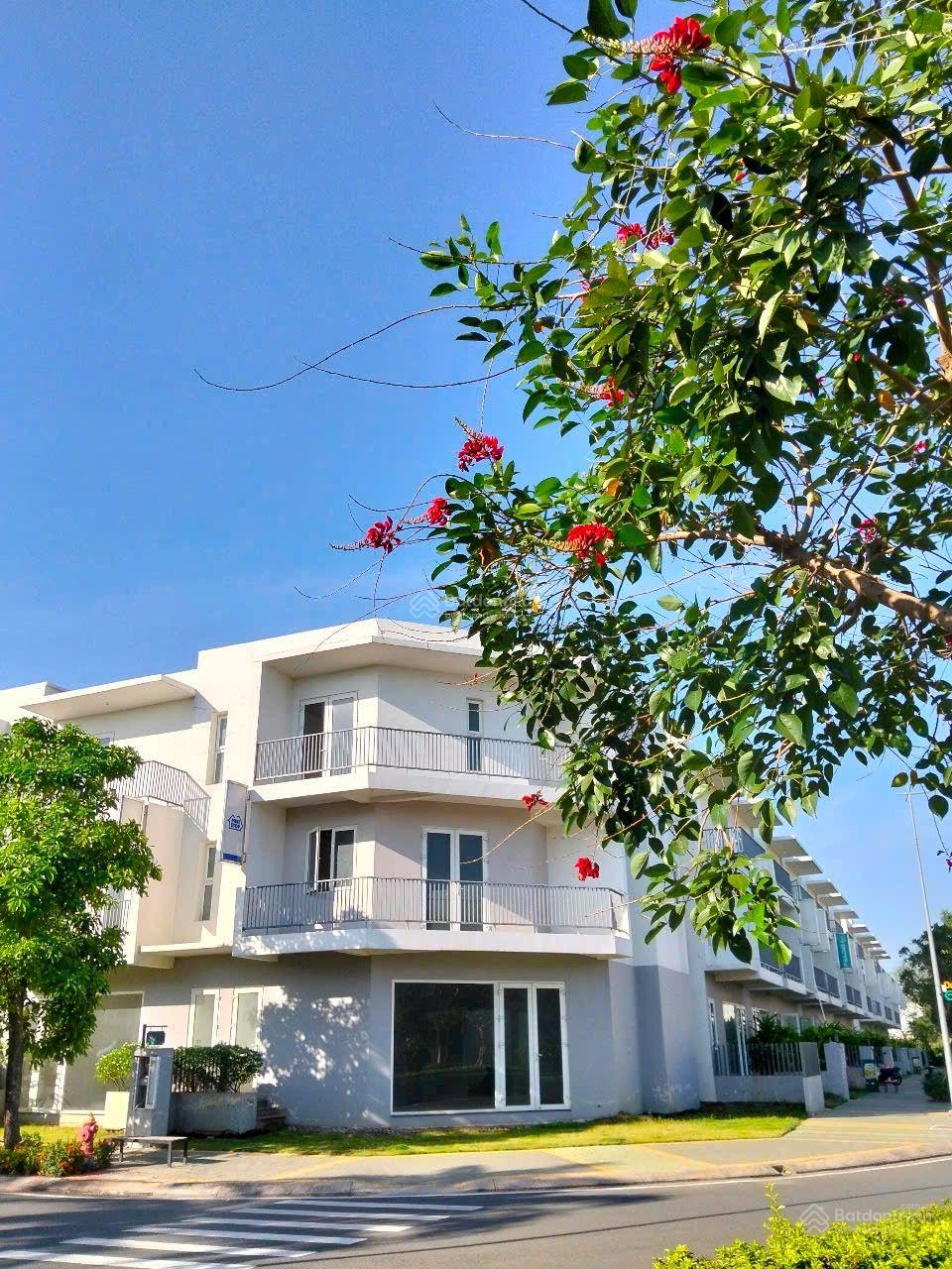 Bán 5 căn nhà góc 2 mặt tiền khu 21 ha Phú Hữu TP Thủ Đức giá từ 8.5 tỷ/căn