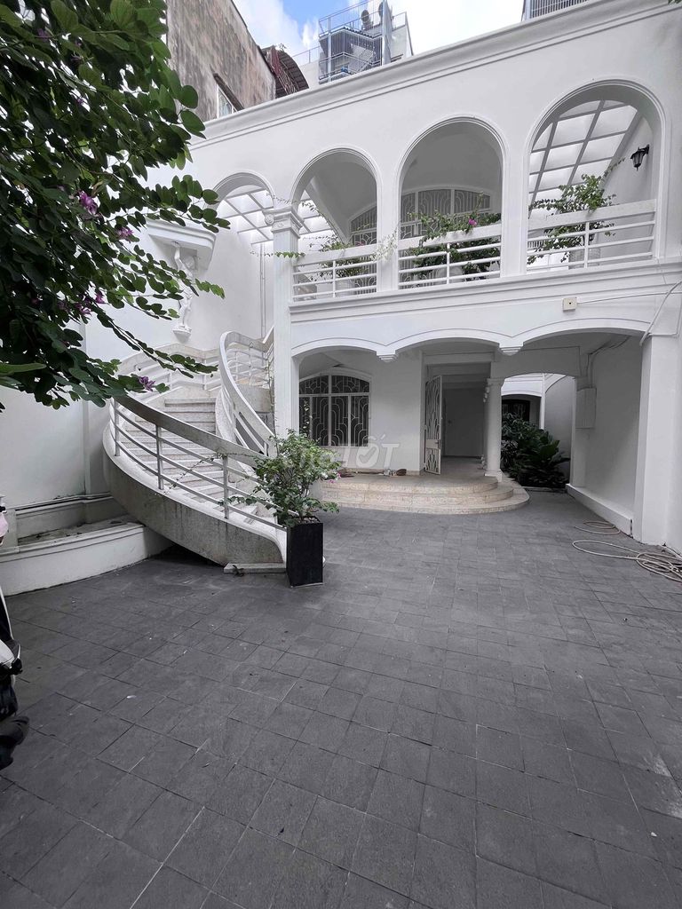 Biệt thự sân vườn 240m² khu VIP hẻm 38 Nguyễn Văn Trỗi - Không gian sống lý tưởng!