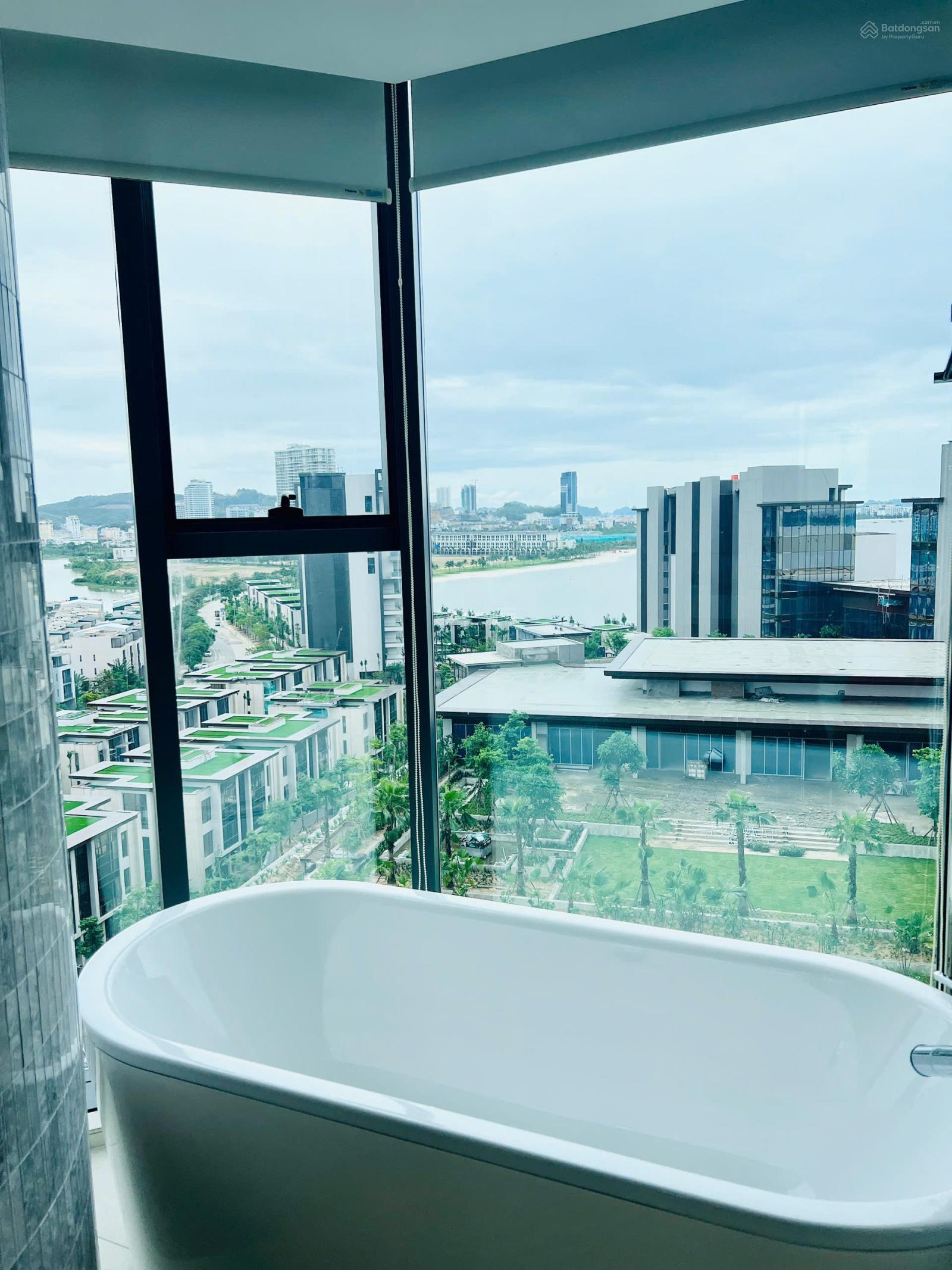 Căn hộ 2 phòng ngủ A La Carte Hạ Long 75m² giá 12 triệu - Sát bãi tắm, đầy đủ tiện ích!