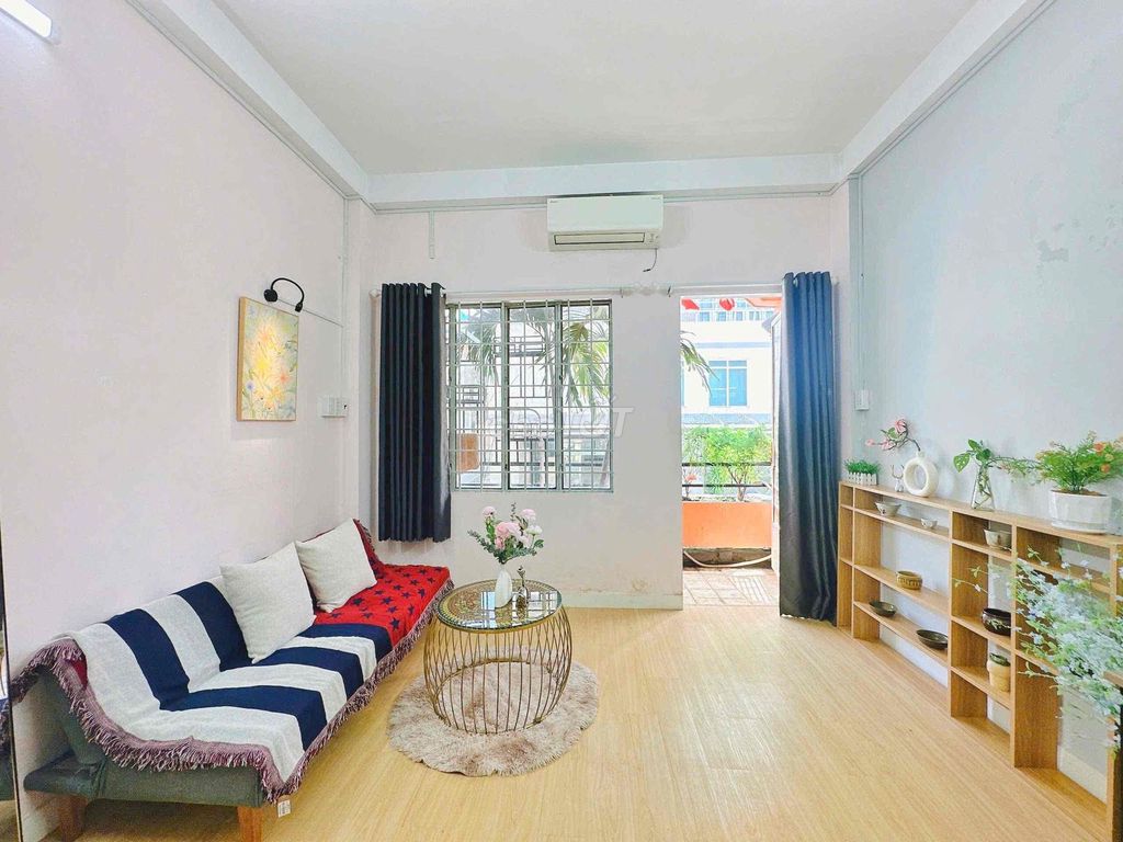 Căn hộ 1PN ban công tại Quận 1, 45m² giá 9.5 triệu - Full nội thất, gần Metro!