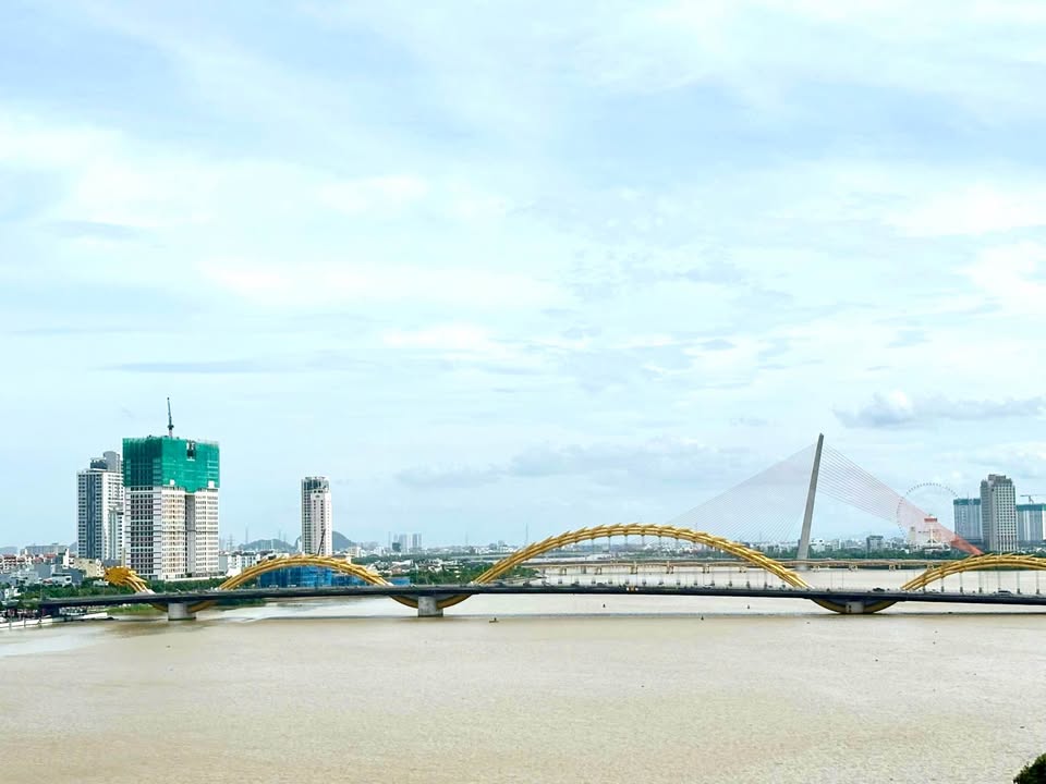 Cho thuê tòa nhà 9 tầng mặt tiền Bạch Đằng Đà Nẵng - Diện tích 276m², giá 300 triệu/tháng