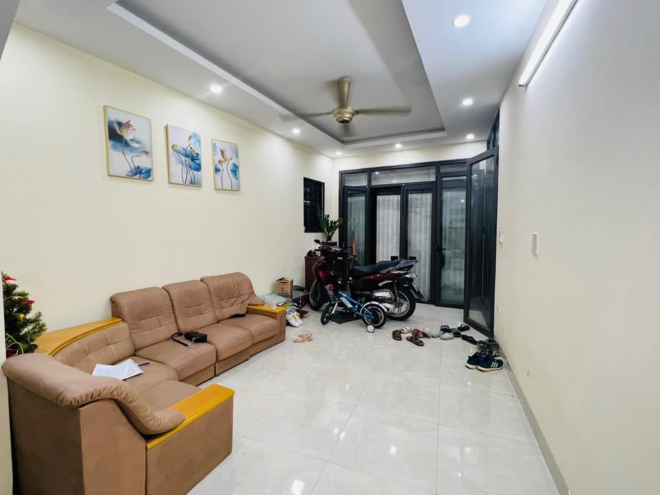 Nhà lô góc Đan Phượng 30m² giá thương lượng - Ô tô vào gần tận nhà!