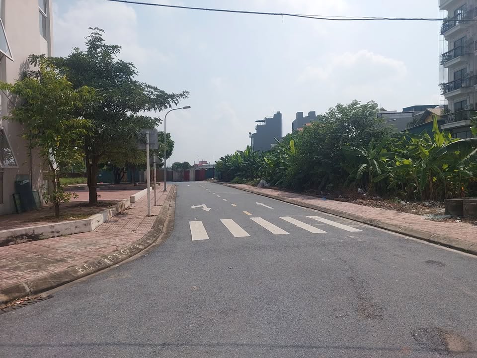 Đất lô góc 60m² Cự Khối giá 12 tỷ - Vị trí đắc địa, ô tô tránh