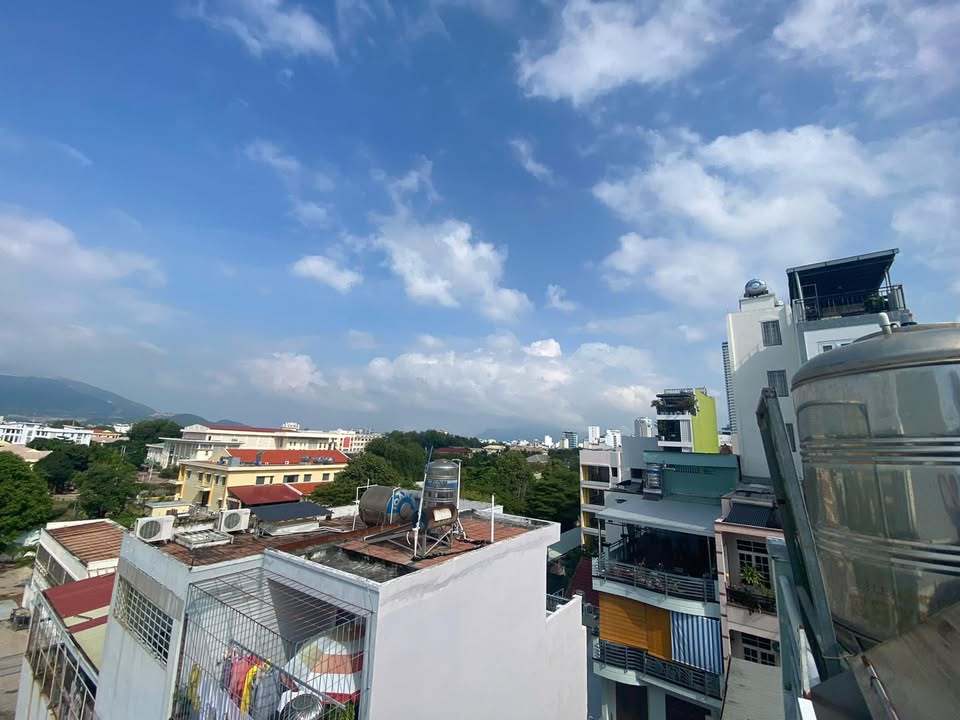 Nhà phố 4 tầng trung tâm Nha Trang 221m² giá 17 tỷ - Tiềm năng kinh doanh tuyệt vời!