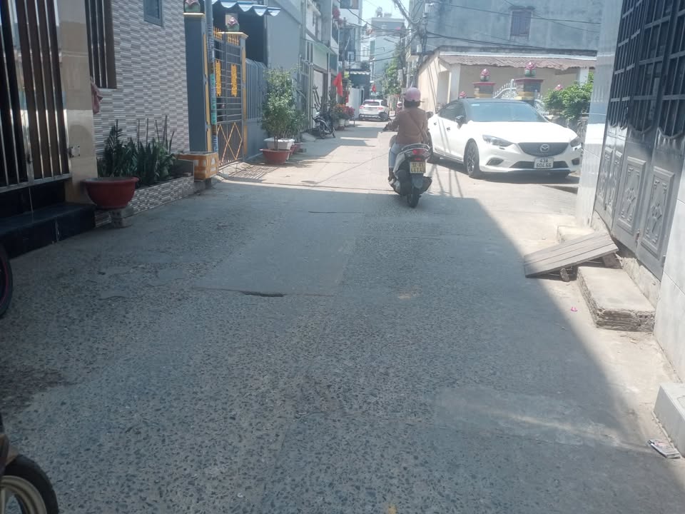 Nhà C4 Hoàng Văn Thái 60m² giá 2.3 tỷ - Gần chợ, trường học