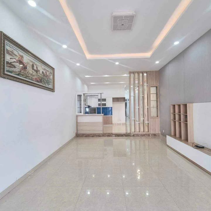 Nhà mặt tiền đường lớn khu Mêtrô Buôn Ma Thuột 2 tầng - Full nội thất chỉ 11 triệu/tháng!