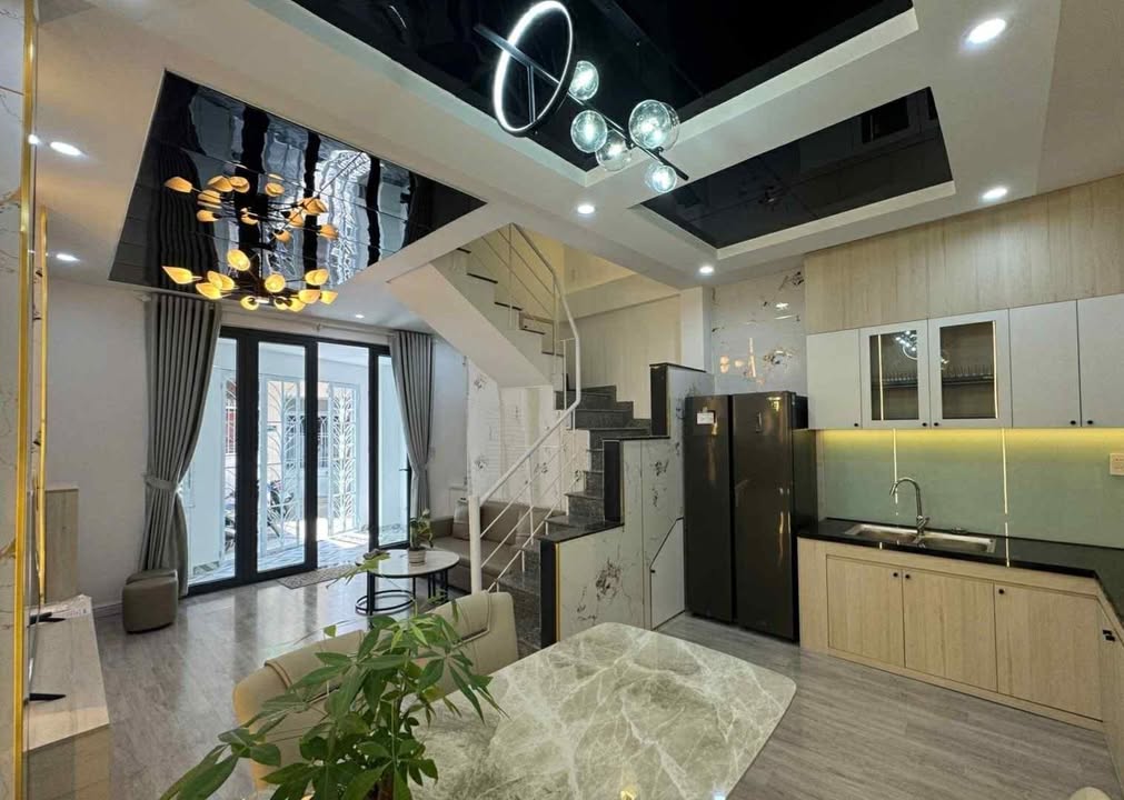 Nhà đẹp Lý Tự Trọng, Hải Châu 43m² giá 4.5 tỷ - Sân thượng mát mẻ!