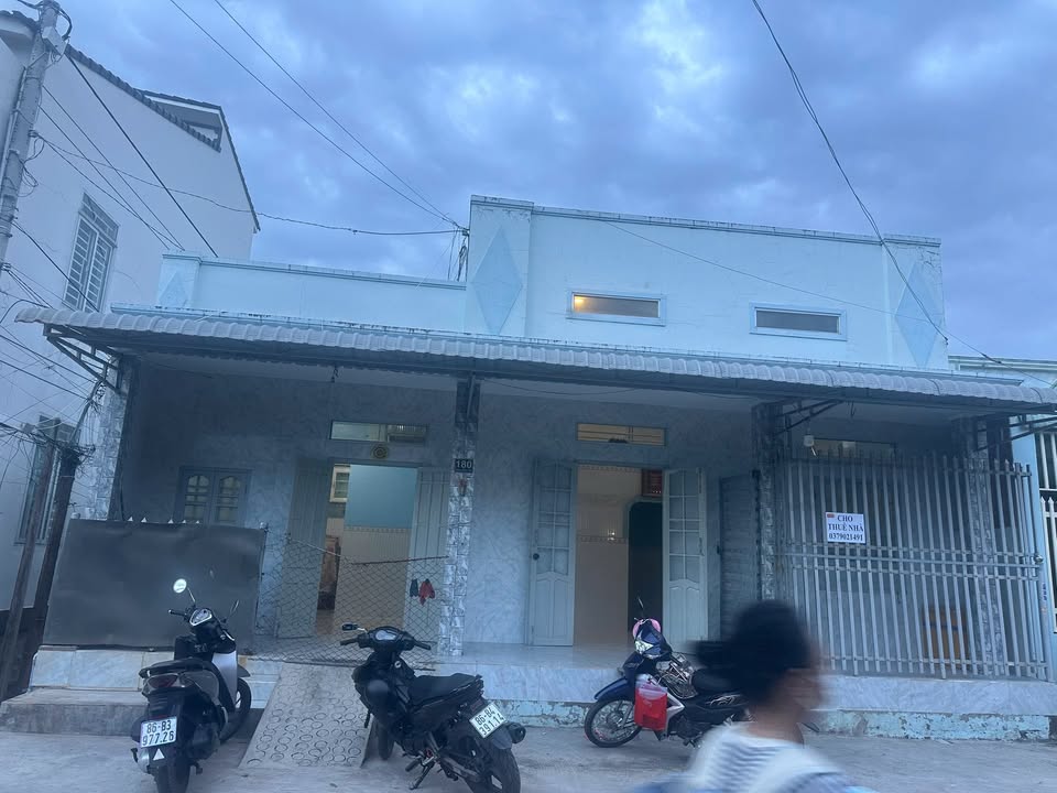 Nhà nguyên căn cho thuê đường Hàn Mặc Tử, Phú Hài 2PN giá 3,5 triệu - Thiết kế hiện đại!