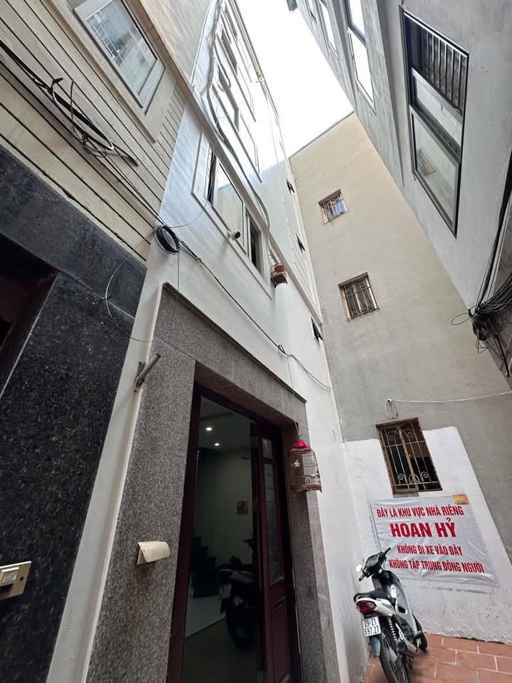 Nhà mặt tiền Nguyễn Khánh Toàn Cầu Giấy 32m² giá 9.2 tỷ - Sổ đỏ chính chủ!