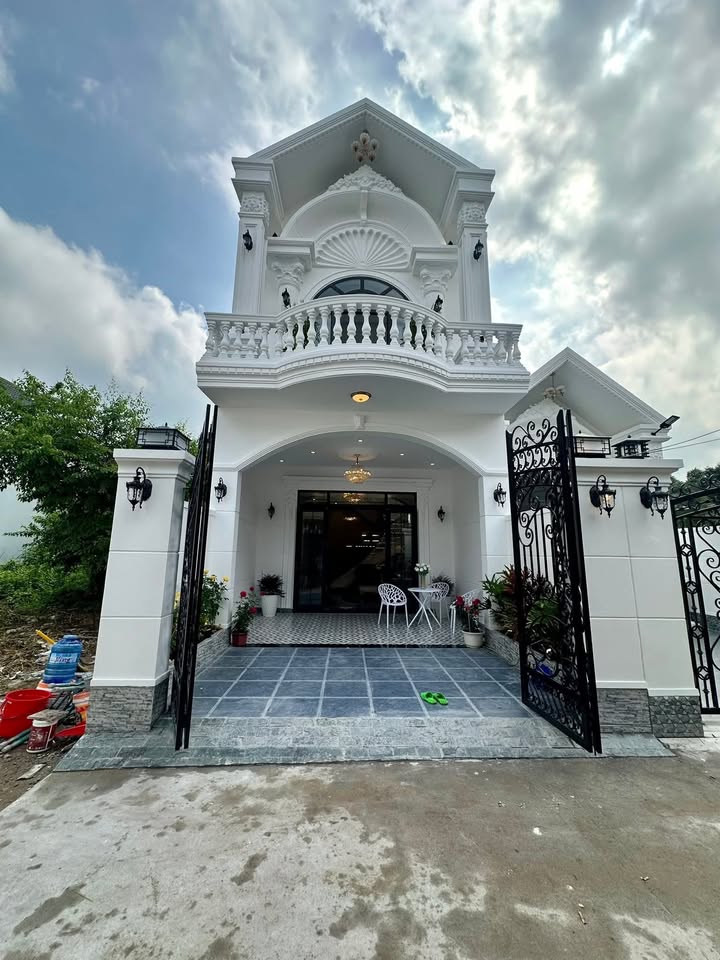 Nhà lầu mái thái cổ điển 102.5m² giá 2.88 tỷ - Sẵn sàng vào ở tại Mỹ Tho!