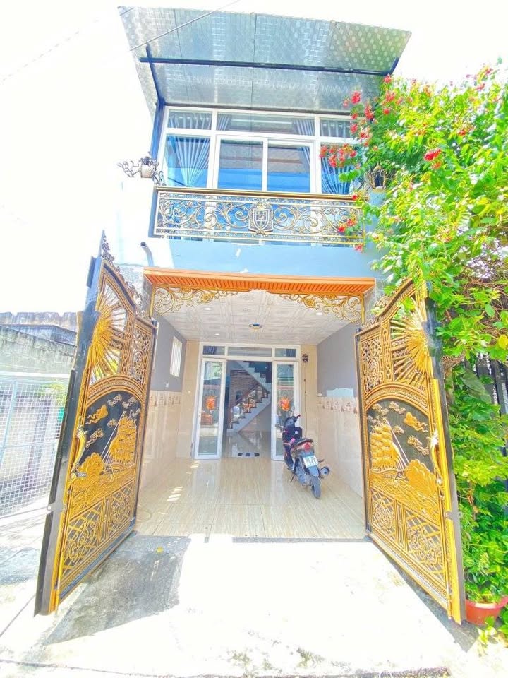 Nhà Hóc Môn 60m² giá 2.5 tỷ - Nhà mới kiên cố, tặng máy lạnh và bếp từ!