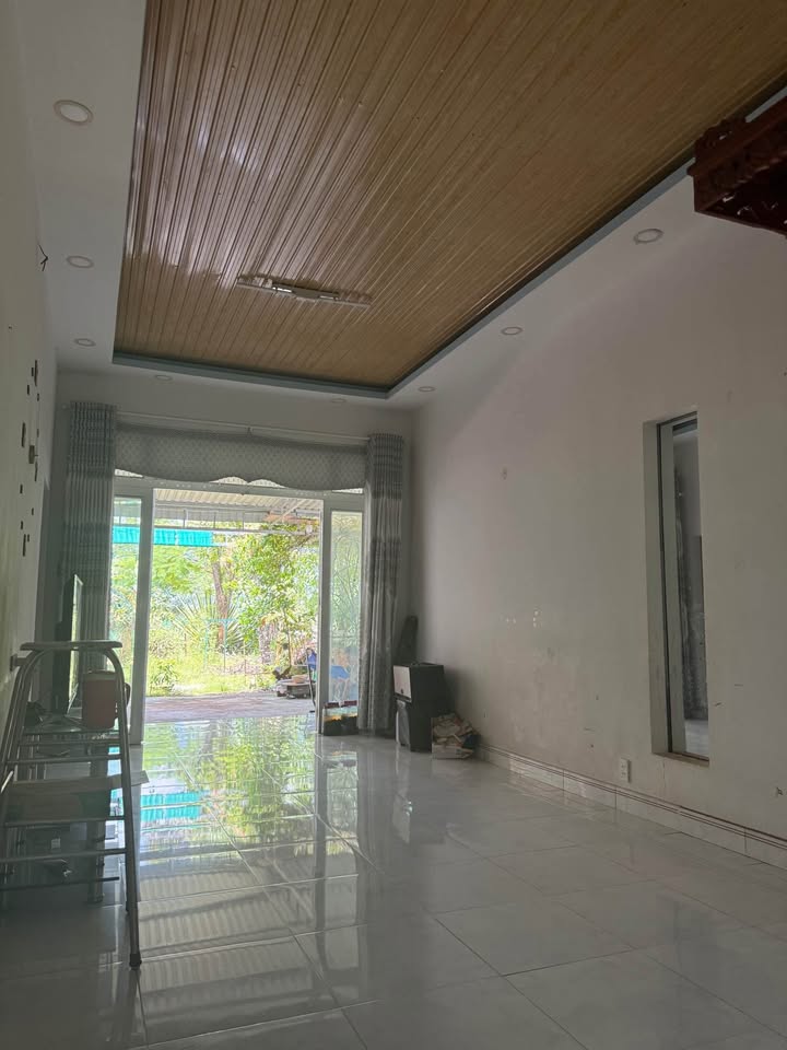 Nhà bán gấp tại Đồng Xoài 380m² giá chỉ 1 tỷ - Hướng Tây, sân để xe tải