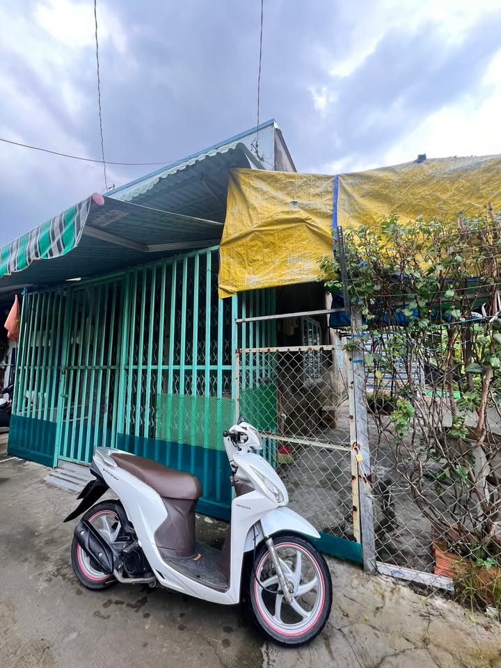 Nhà nguyên căn Bình Chánh 4 triệu/tháng - Sân rộng thoáng mát gần vòng xoay Nguyễn Văn Linh