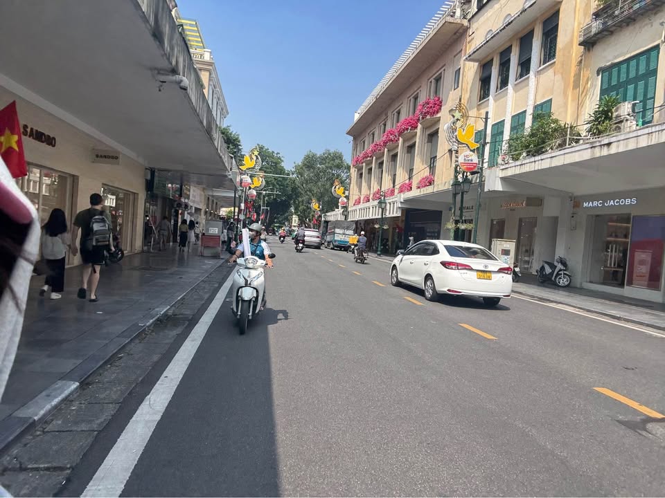 Bán FrontHouse Tràng Tiền, Hoàn Kiếm 31m² giá 20.5 tỷ - Vị trí đắc địa không thể bỏ lỡ!