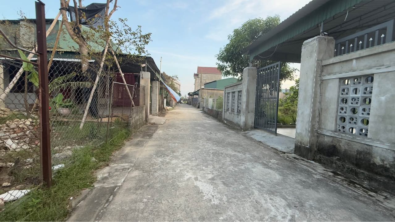 Bán đất thôn Hồng Hà - Thạch Trung 186,6m² giá 2.2 tỷ - Vị trí đẹp, giao thông thuận lợi!