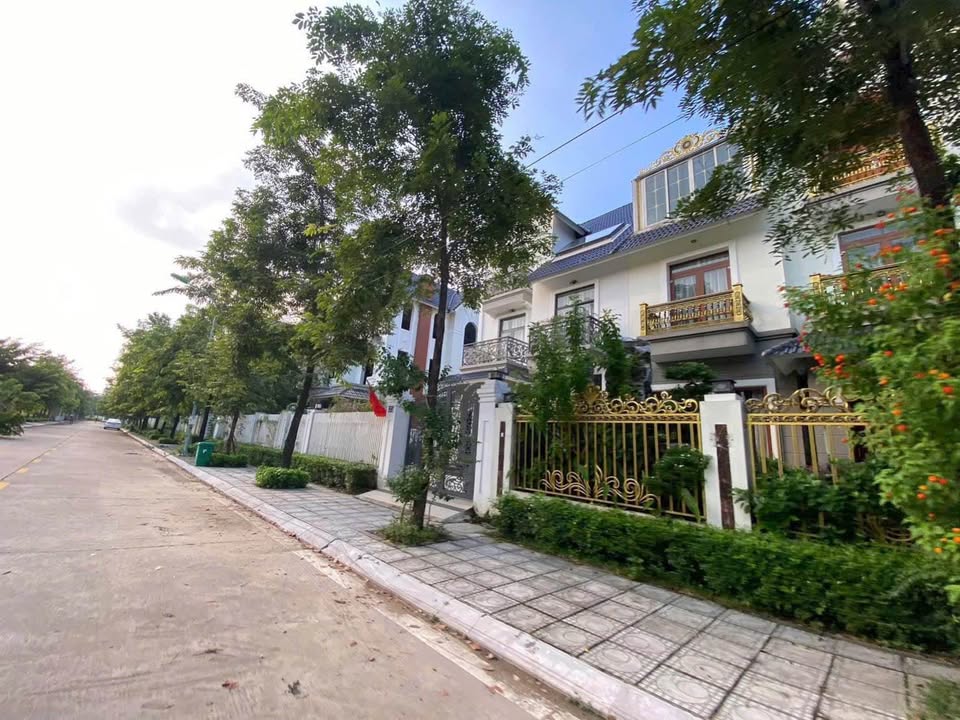 Nhà vườn Geleximco Dương Nội 200m² giá 40 tỷ - Sổ hồng chính chủ!