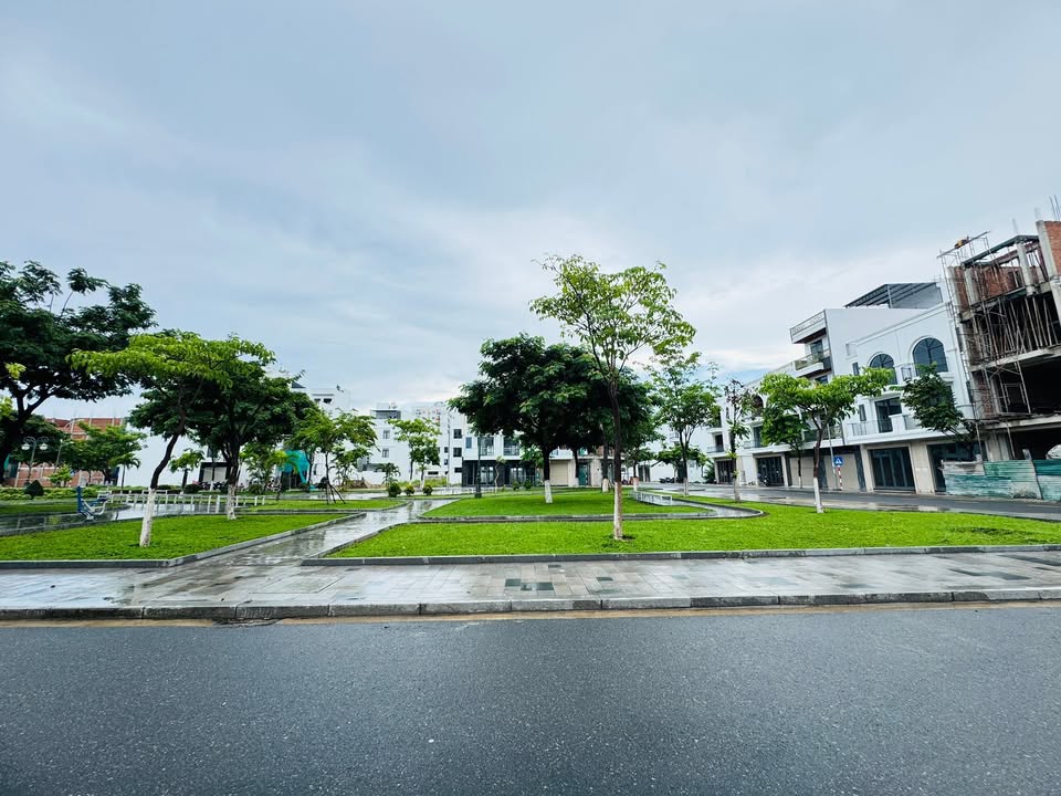 Townhouse VCN Phước Long 2 Nha Trang 90m² giá 8.5 tỷ - Đối diện công viên thoáng mát!