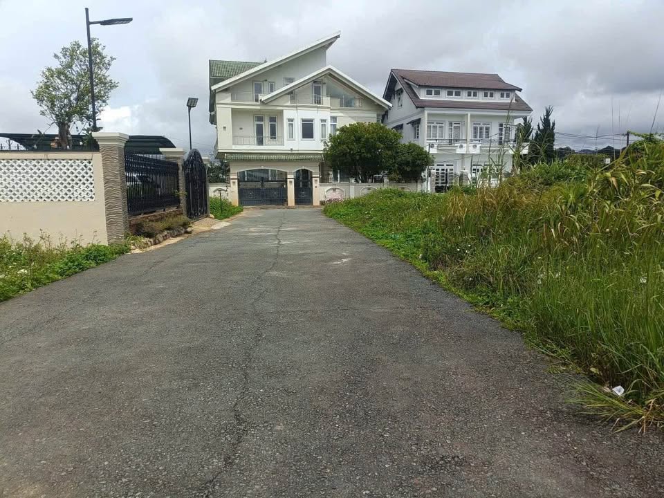 Đất nền Đà Lạt 300m² giá chỉ 10.75 tỷ - Đầu tư biệt thự nghỉ dưỡng lý tưởng!