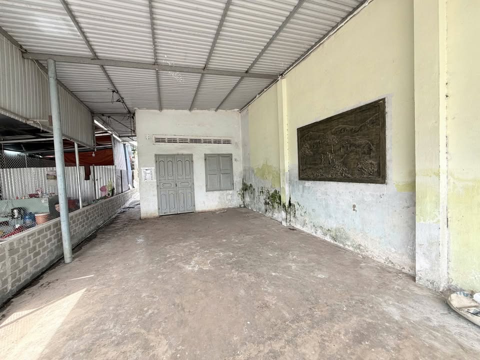 Đất tặng nhà cấp 4 Trần Quý Cáp, Pleiku 135m² giá 2.5 tỷ - Khu dân cư sầm uất, kinh doanh thuận lợi!