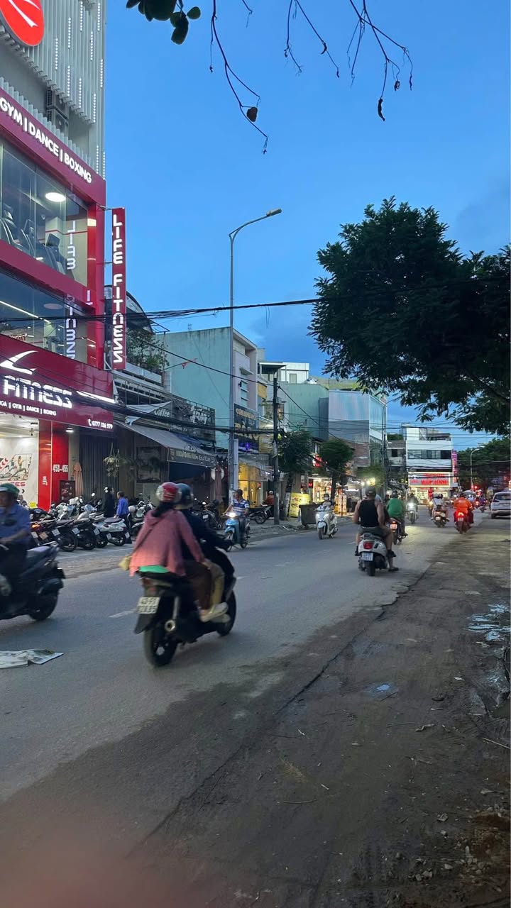 Nhà phố 4 tầng mặt tiền Hoàng Diệu, Hải Châu, Đà Nẵng 75m² giá 10 tỷ - Đầu tư sinh lời ngay!