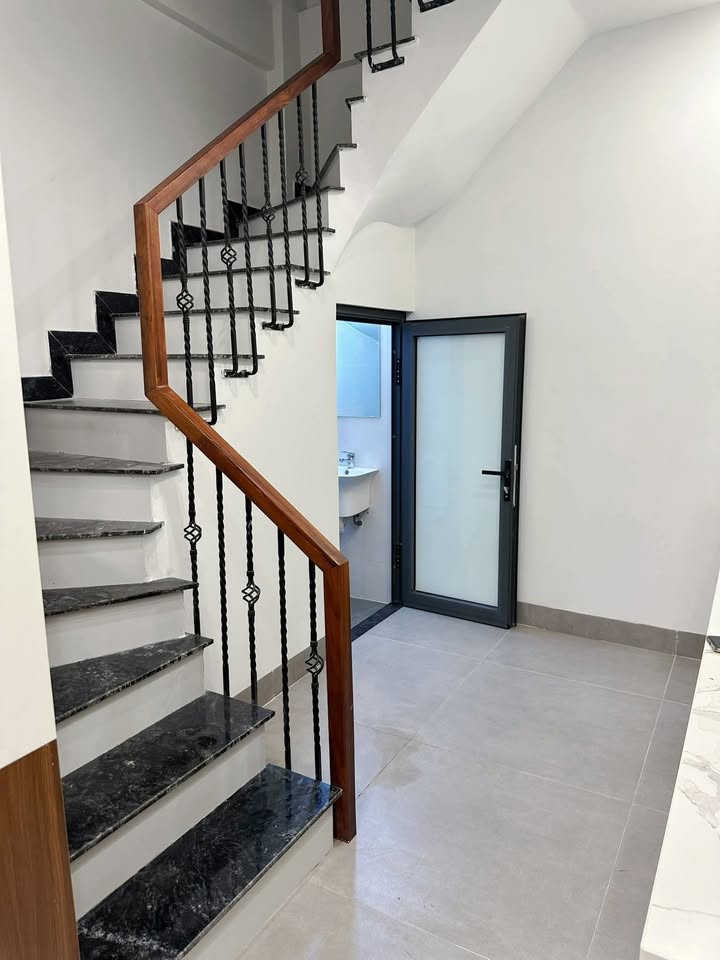 Nhà cho thuê 5 tầng tại Hồ Tùng Mậu, Cầu Giấy, 35m² - Thiết kế hiện đại, nhận nhà ngay!