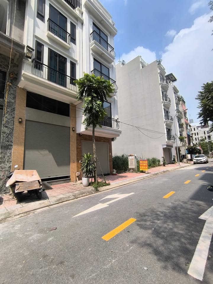 Nhà phố Tái định cư Ngọc Thụy 42m² giá 1.4 tỷ - Kinh doanh vỉa hè 13.5m